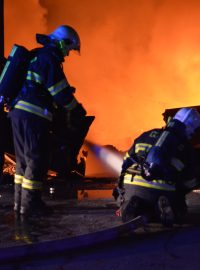 Hasiči v noci zasahovali u požáru haly v Letech u Prahy