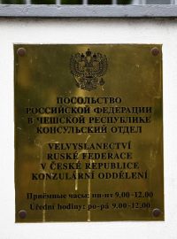 Štítek, který označuje ruské velvyslanectví v Česku