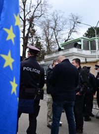 Stovka demonstrantů se v neděli sešla před budovou ruské ambasády v Praze a provolávala Rusku hanbu
