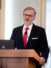 Premiér Petr Fiala (ODS) během projevu k velvyslancům