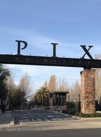 Brána u vjezdu do studia Pixar v Kalifornii.