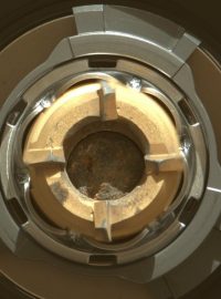 Robotickému vozítku Perseverance americké vesmírné agentury NASA se nejspíš podařilo odebrat vzorky z povrchu Marsu