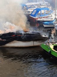 Požár lodi v podolském přístavu.