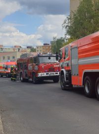 Hasiči zasahovali u požáru v bytovém domě v Chodově na Sokolovsku.