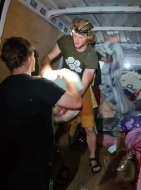 K vlakovému azylu v Hruškách přijelo auto z charity v Hodoníně. Přivezlo deky, peřiny, oblečení pro děti, jídlo, pití, kafe