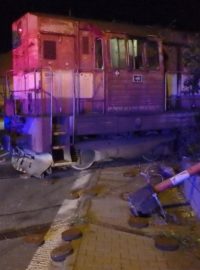 Hasiči v noci na čtvrtek zasahovali u srážky auta a vlaku v Rychnově nad Kněžnou