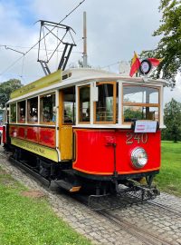 Dopravní podnik na připomínku 130 let provozu elektrické trati uspořádal průvod tramvají