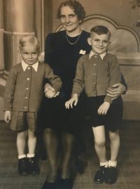 Rok 1943, Antonín Lébr s bratrem a maminkou
