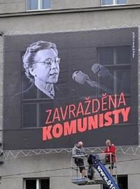 Plakát sdružení Dekomunizace, kerý vyvěsila Městská část Praha 2