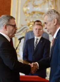 Ministr kultury Lubomír Zaorálek a prezident Miloš Zeman při jmenování