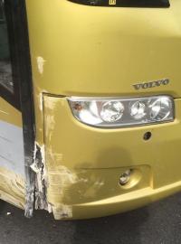 Řidič autobusu při jízdě upadl do bezvědomí. Neovladatelný kolos naboural do svodidel