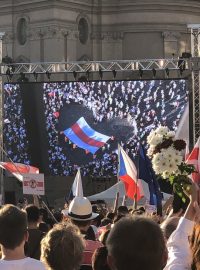 V neděli se na Staroměstském náměstí sešly stovky lidí, aby vyjádřili podporu běloruským demonstrantům.