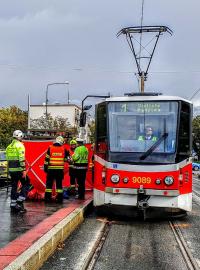 Mladá žena na Petřinách nepřežila střet s tramvají