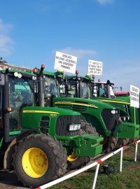 Na Letnou přijelo protestovat i několik zemědělců se svými traktory
