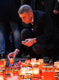 Premiér Andrej Babiš (ANO) zapaluje svíčku na Národní třídě