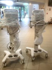 Do nemocnice v Uherském Hradišti dorazilo deset plicních ventilátorů.