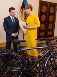 Ukrajinský prezident Volodymyr Zelenskyj dostal při návštěvě Estonska od tamní prezidentky kolo.