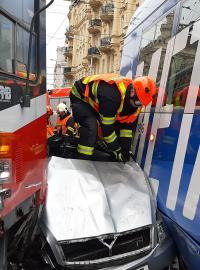 Při dopravní nehodě v Brně zmáčkly dvě tramvaje auto