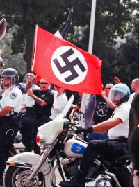 Američtí neonacisté během pochodu ve Washingtonu D.C. v srpnu 2002
(Creative Commons Attribution Generic 2.0)