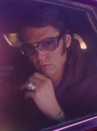 Austin Butler v titulní roli snímku Elvis