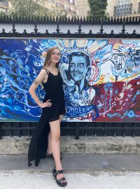Česká umělkyně Lenka Brázdilová namalovala na streetartovou výstavu v Paříži portrét bývalého českého prezidenta Václava Havla