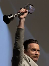 Ewan McGregor s Křišťálovým globem, festivalovou cenou