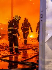 Hasiči po 36 hodinách uhasili požár haly v Polici nad Metují