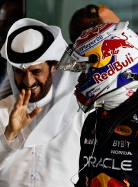Předseda FIA Muhamad Sulajím v debatě s jezdcem Formule 1 Maxem Verstappenem během Velké ceny Kataru