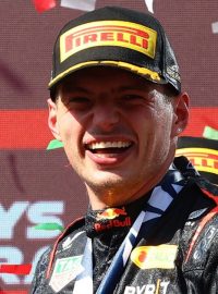 Pilot Red Bullu Max Verstappen slaví vítězství ve Velké ceně Maďarska