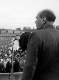 Jan Masaryk mluví 16. září 1945 v Terezíně na pohřbu obětí nacismu