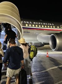 Do Prahy v noci na středu dorazilo letadlo s Lipavským a evakuovanými Čechy z Izraele