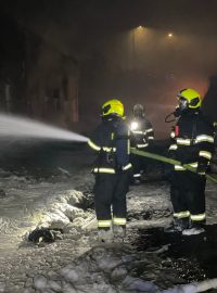 Hasiči likvidují požár průmyslové halyv Turnově