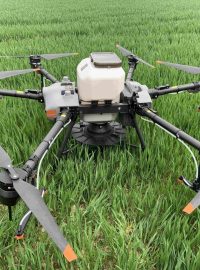 Dron DJI Agras T30 unese 30 kilogramů