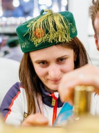 Martina Sáblíková čepuje pivo