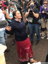 Američtí Indiáni protestují proti fosilnímu průmyslu před Bílým domem
