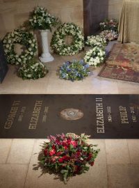 Černý náhrobní kámen byl zasazen do podlahy pamětní kaple Jiřího VI., kde byla panovnice v pondělí pohřbena
