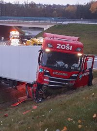 Řidič nákladního vozu nadýchal při orientační zkoušce téměř dvě a půl promile alkoholu. Nehoda zablokovala sjezd z dálnice D3 na obec Hluboká nad Vltavou.