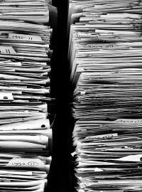 Stoh papírů, papíry, dokumenty (ilustrační foto)