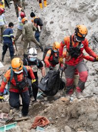 Záchranáři odnášejí tělo z vesnice Masara, kterou zasáhl sesuv půdy, ve městě Maco v provincii Davao de Oro na jihu Filipín