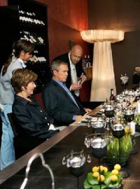 George W. Bush na návštěvě u Vladimira Putina. V roli číšníka - Jevgenij Prigožin