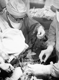 Archivní snímek z 9. července 1968, kdy chirurgický tým bratislavského akademika Karola Šišky (Karol Šiška) )provedl první transplantaci srdce v ČSSR a v bývalém socialistickém bloku. Pacientkou byla padesátiletá Šarlota Horváthová, transplantované srdce však tlouklo jen asi pět hodin.