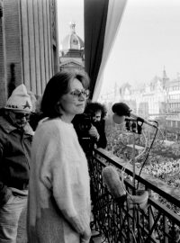 Marta Kubišová na balkonu Melantrichu na Václavském náměstí během demonstrací v roce 1989