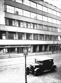 Radiojournal tak deset let po prvním vysílání našel svůj domov, kde sídlí až dodnes. Funkcionalistická budova navržena Bohumilem Slámou se nejméně dvakrát v historii (v roce 1945 a 1968) stala symbolem odporu proti okupantům.
