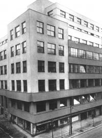 Poté, co se roku 1925 stalo Československo majoritním vlastníkem do té doby soukromé společnosti Radiojournal, začalo se uvažovat o přestěhování vysílání do budovy postavené přímo pro účely rozhlasu.