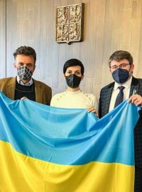 Po internetu se třeba šíří upravená fotografie českých politiků držících ukrajinskou vlajku. Zatímco vpravo je originál, vlevo někdo na vlajku doplnil znak pluku Azov