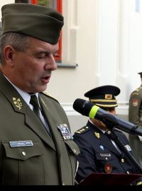 Generálmajor Miloslav Lafek při proslovu během pietního aktu u pamětní desky v Kolíně