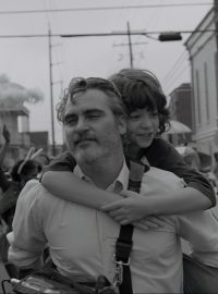 Joaquin Phoenix a Woody Norman ve snímku C&#039;mon C&#039;mon