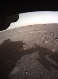První pohled vozítka Persevarance na Mars v barevném rozlišení