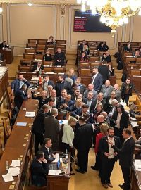 Andrej Babiš (ANO) letos v březnu odmítl respektovat omezení řečnické doby a opustit řečniště, kolem kterého se shromáždili poslanci opozice