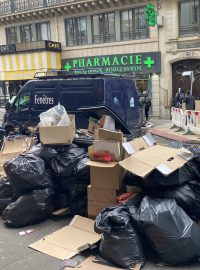 Pařížské ulice jsou tisícovkami tun nevyvezeného odpadu přímo zaplavené